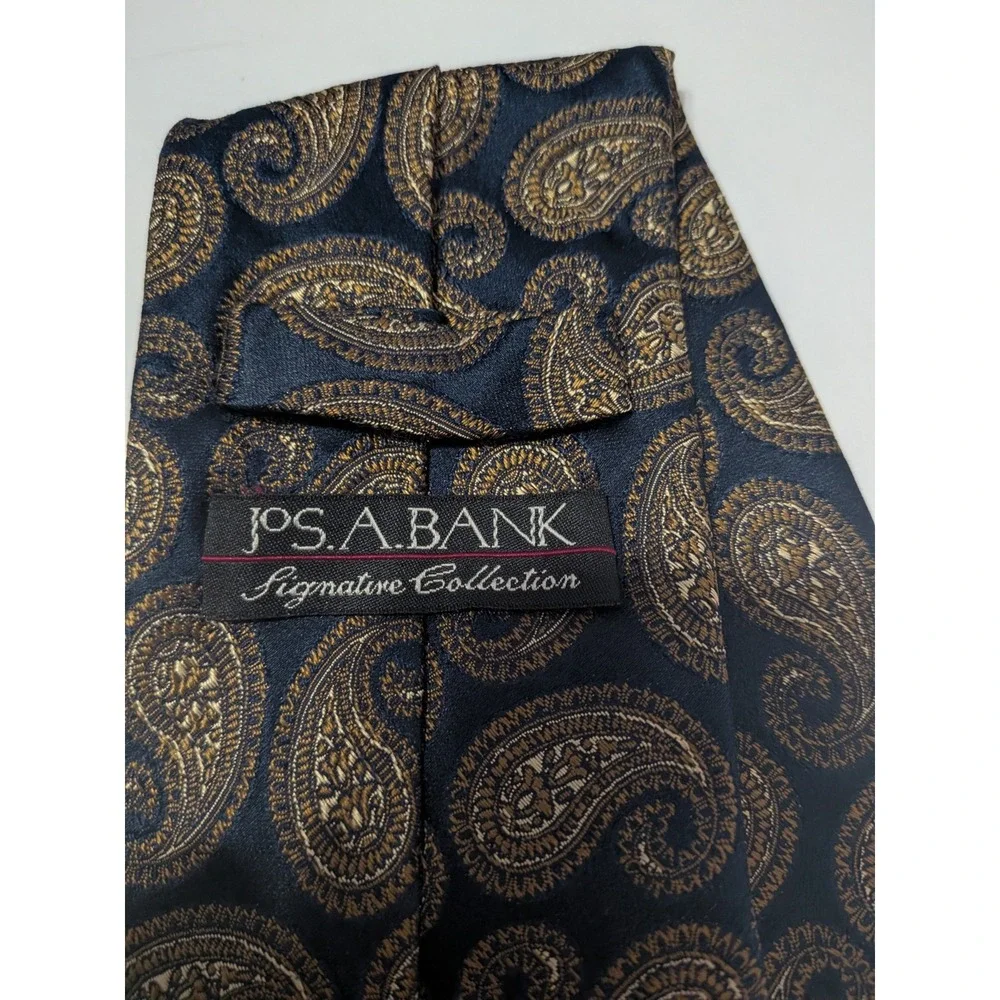 Jos A Bank Signature Collection Silk Tie Navy Blue Gold Paisley Mens Necktie